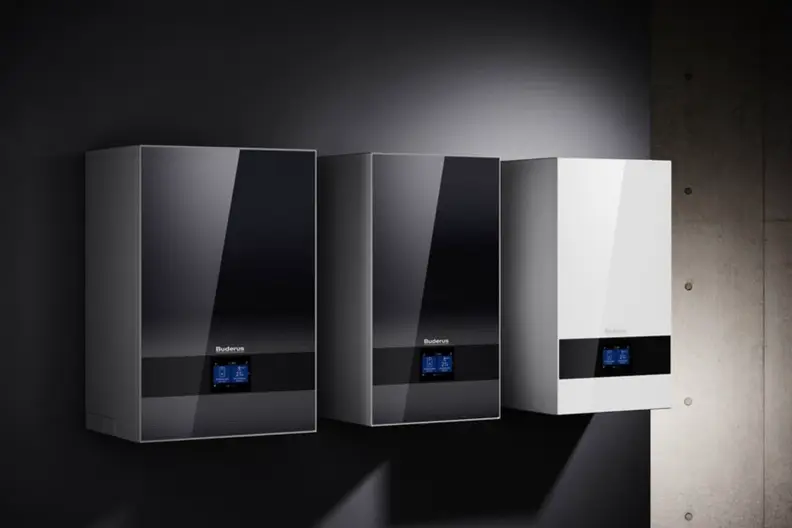 Die neuen Generationen der Gas-Brennwertkessel Logamax plus GB192i (links), Logamax plus GB182i (Mitte) und Logamax plus GB172i (rechts) von Buderus sind besonders zukunftssichere, effiziente Wärmeerzeuger. © Bosch Thermotechnik GmbH, Buderus © Bosch Thermotechnik GmbH, Buderus