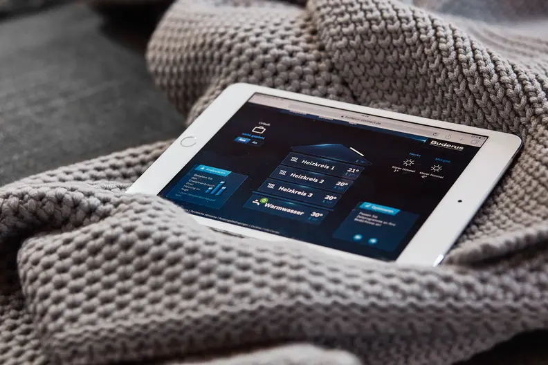 Mit Tablet oder Smartphone und einer Buderus App können Anlagenbetreiber ihre Heizung komfortabel bedienen. Diese Möglichkeiten erfreuen sich seit Monaten bei Hauseigentümern wachsender Beliebtheit. © Bosch Thermotechnik GmbH, Buderus © Bosch Thermotechnik GmbH, Buderus